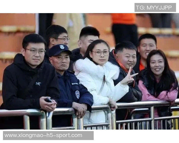 泰山外援瓦科携家人欢庆圣诞节合影留念尽享巴黎美好时光